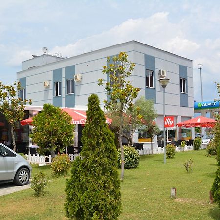 Hotel Alpet Rinas Екстер'єр фото