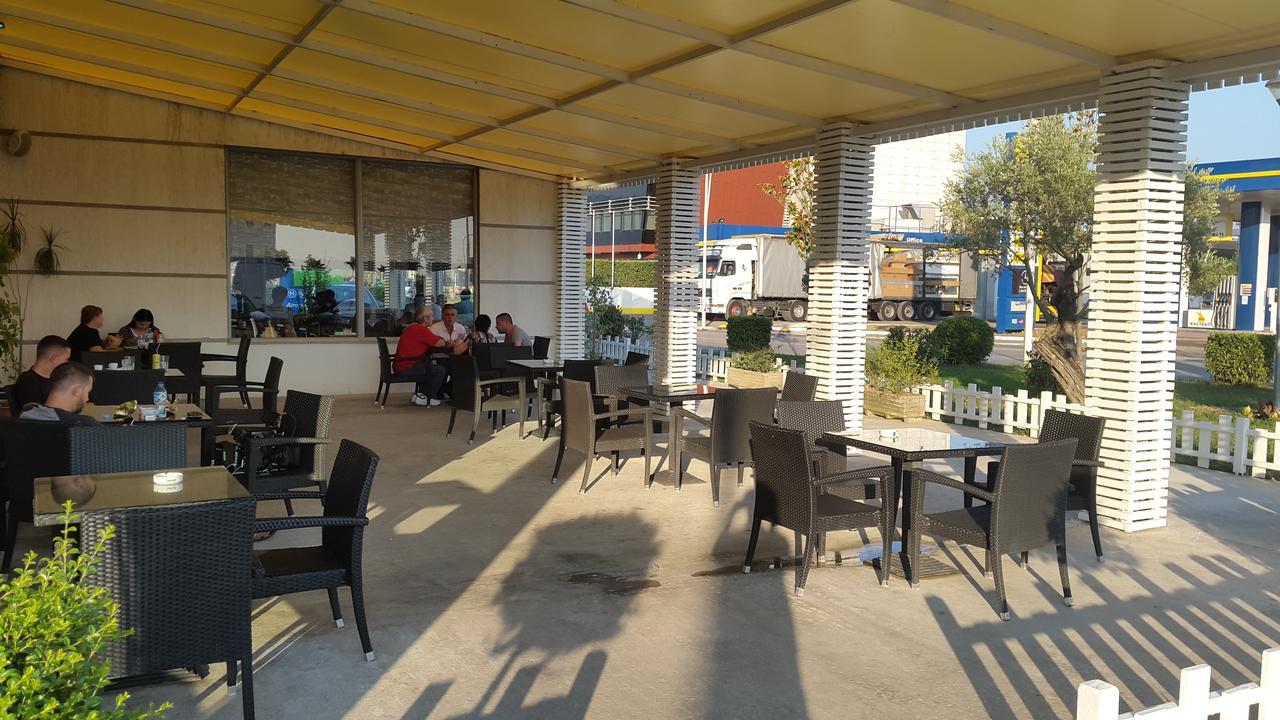 Hotel Alpet Rinas Екстер'єр фото