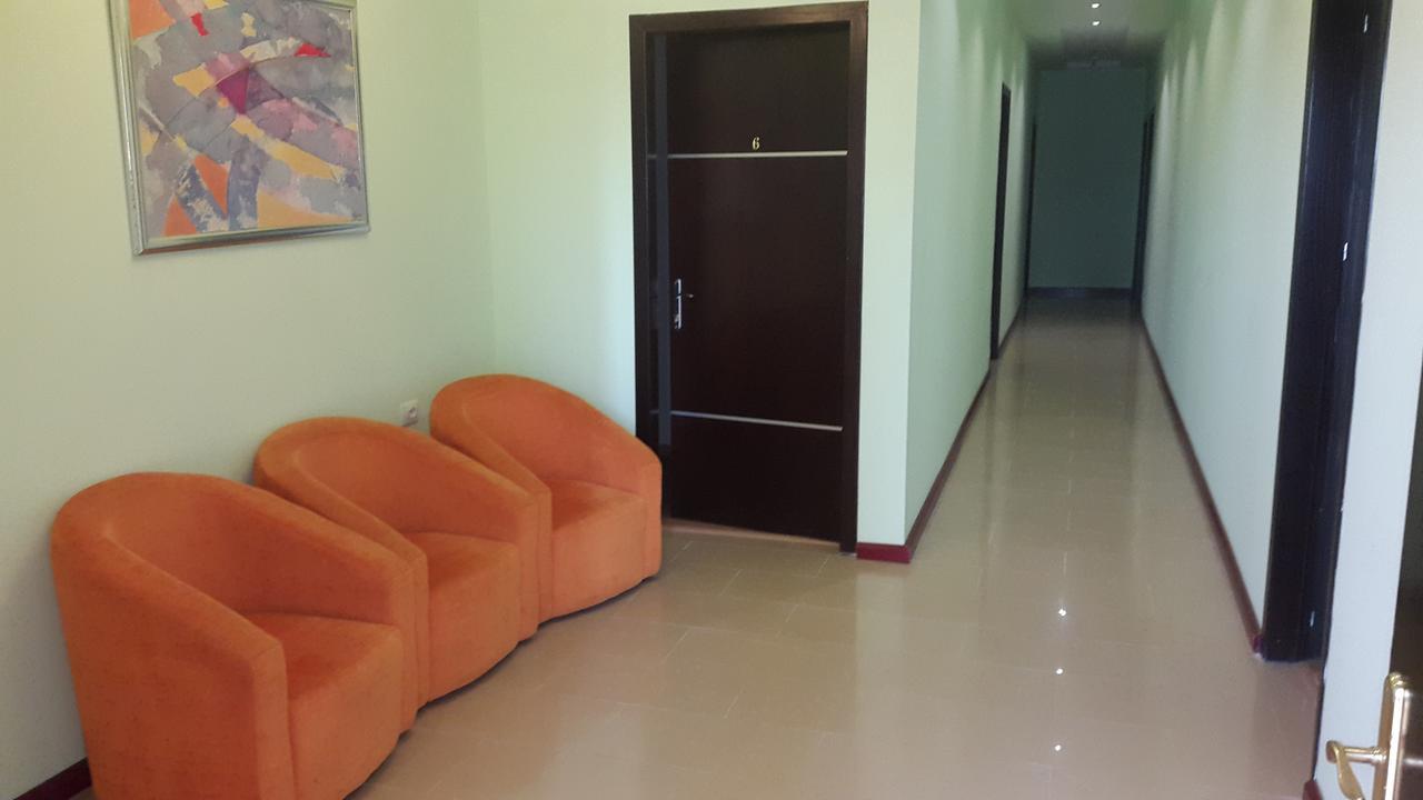 Hotel Alpet Rinas Екстер'єр фото