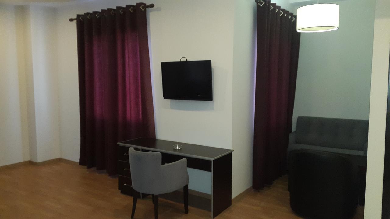 Hotel Alpet Rinas Екстер'єр фото