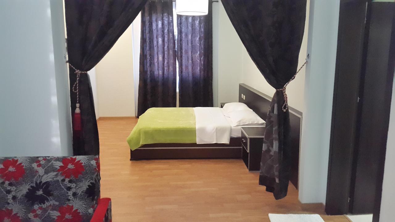 Hotel Alpet Rinas Екстер'єр фото