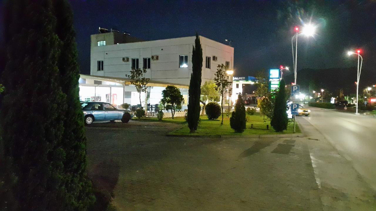 Hotel Alpet Rinas Екстер'єр фото