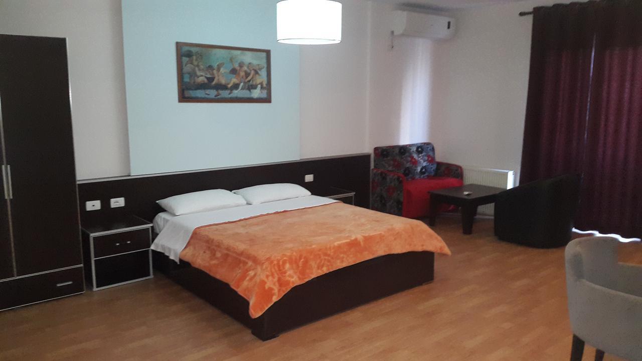 Hotel Alpet Rinas Екстер'єр фото