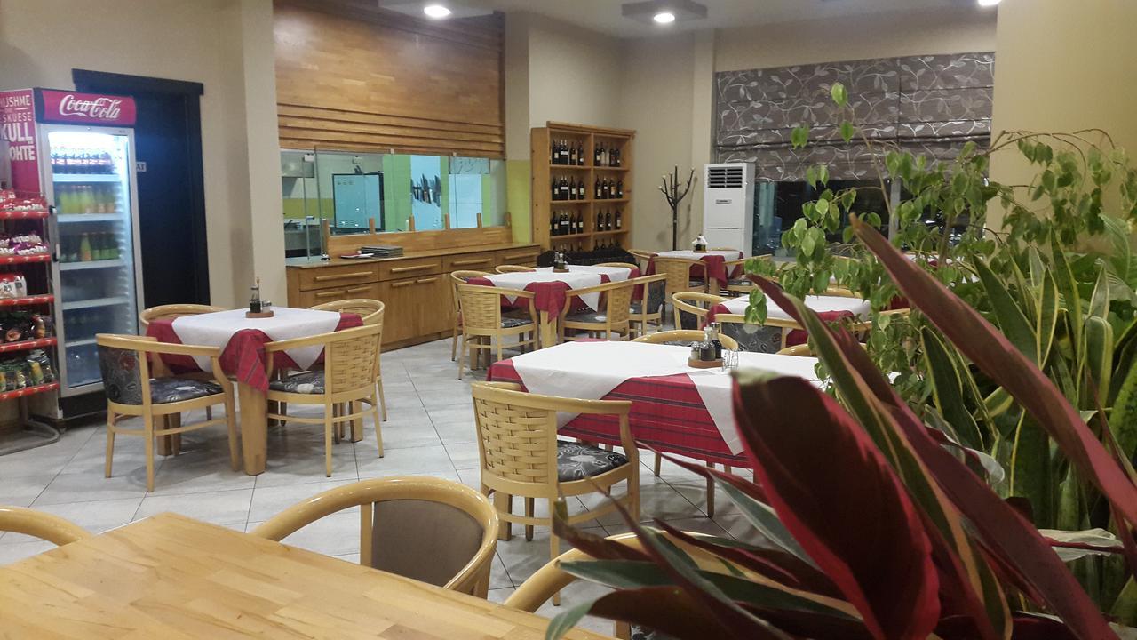 Hotel Alpet Rinas Екстер'єр фото