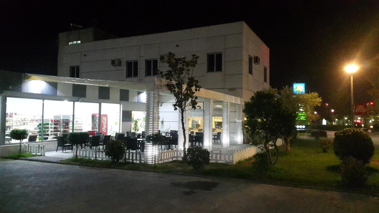 Hotel Alpet Rinas Екстер'єр фото
