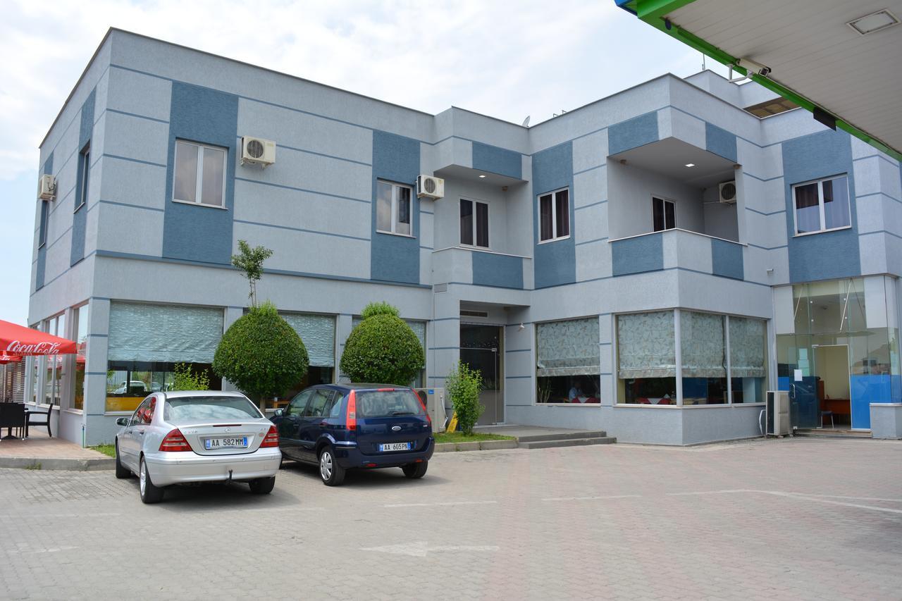 Hotel Alpet Rinas Екстер'єр фото