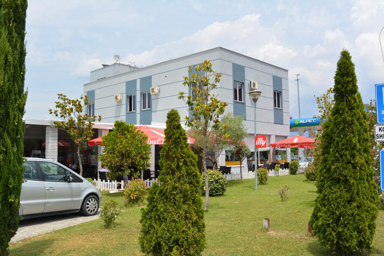 Hotel Alpet Rinas Екстер'єр фото