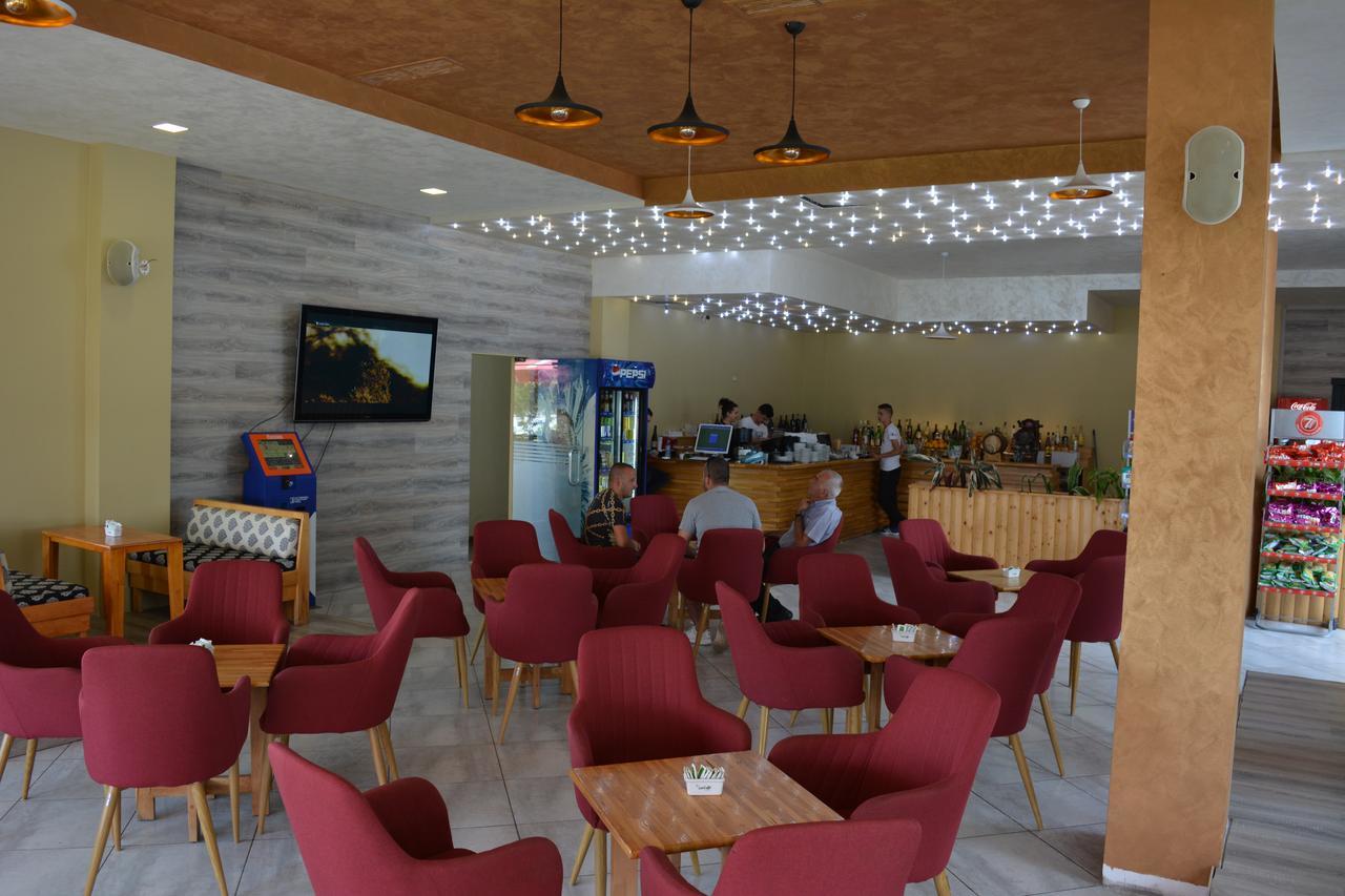 Hotel Alpet Rinas Екстер'єр фото