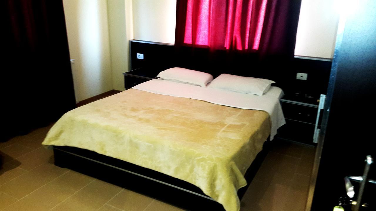 Hotel Alpet Rinas Екстер'єр фото