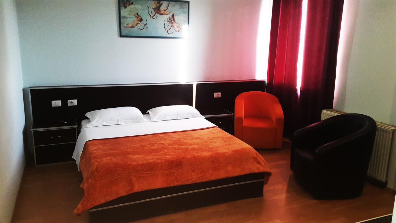 Hotel Alpet Rinas Екстер'єр фото