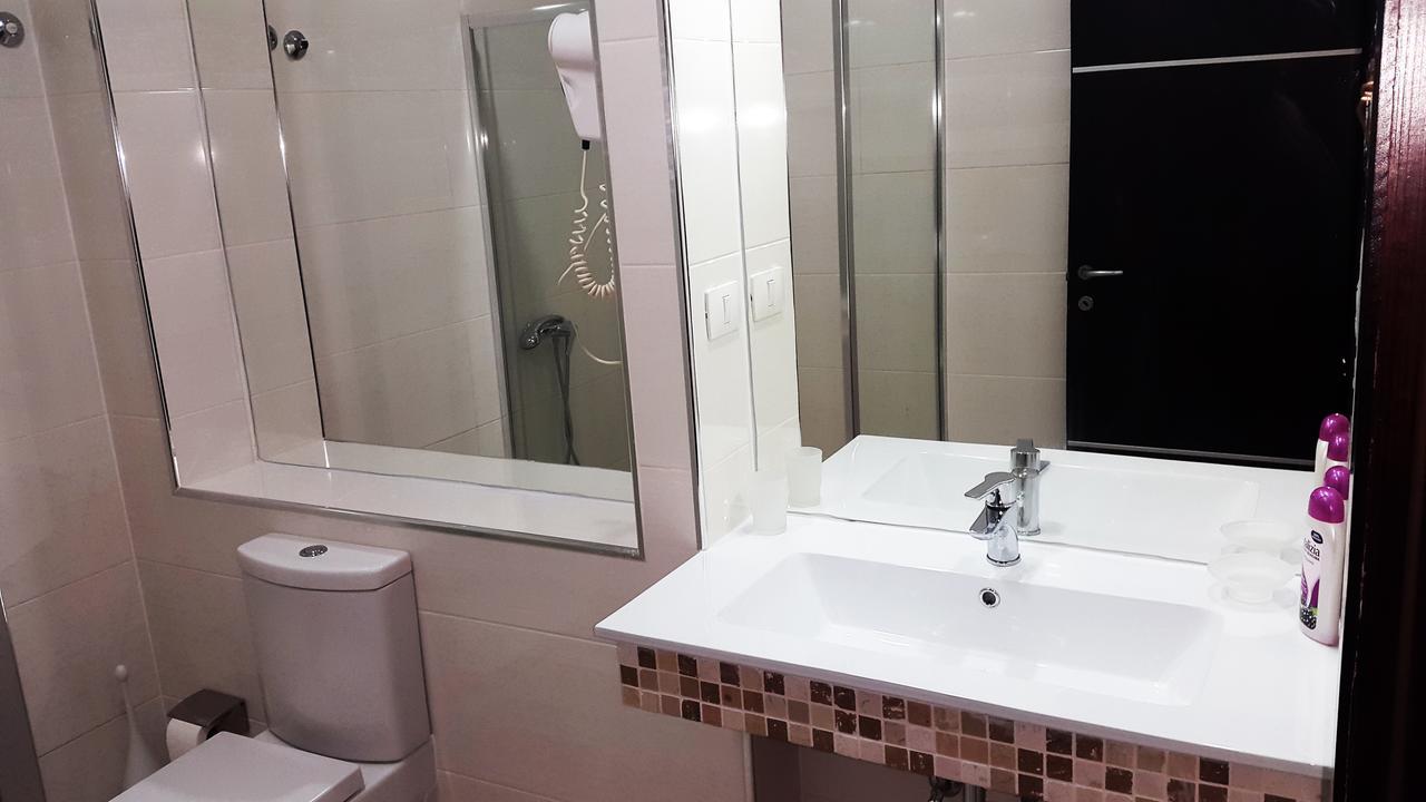 Hotel Alpet Rinas Екстер'єр фото