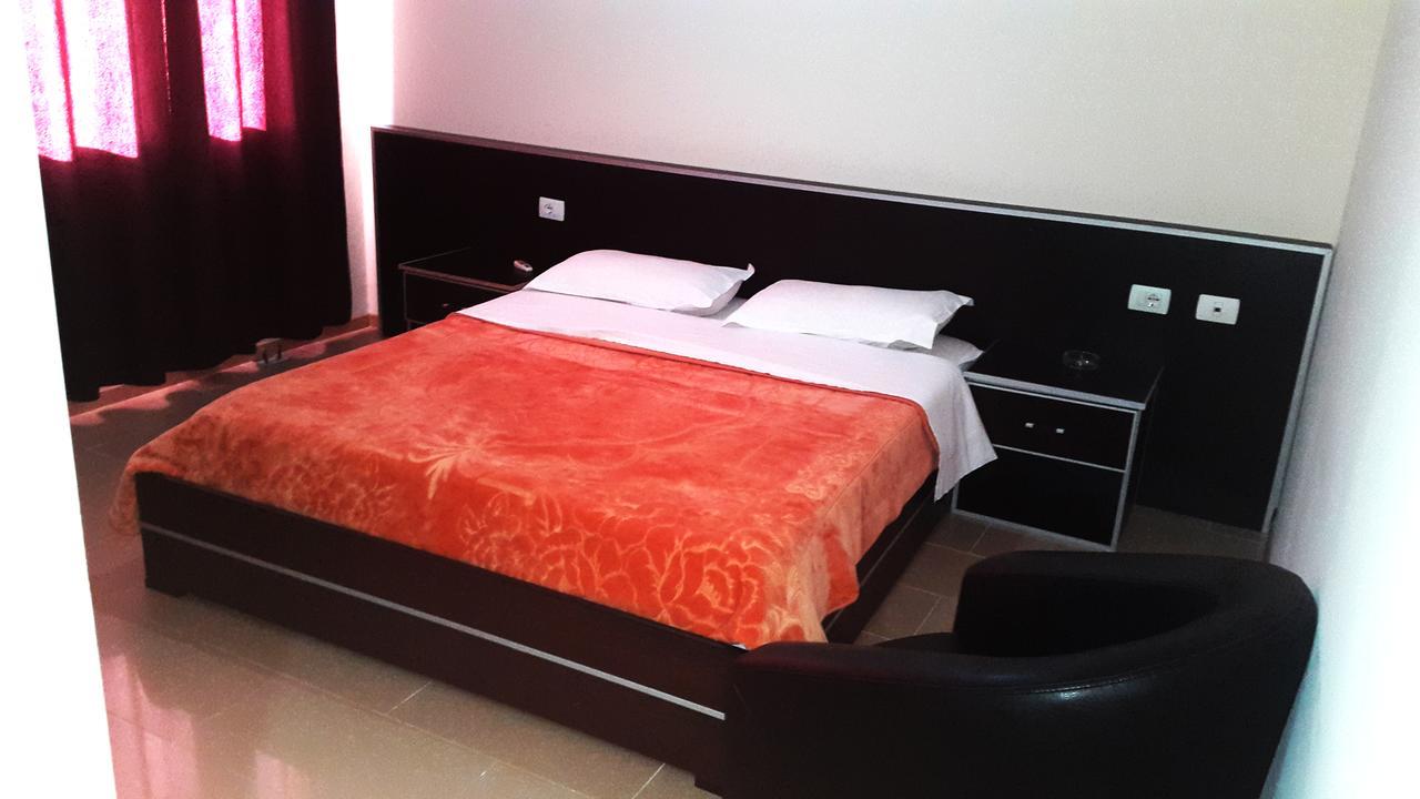 Hotel Alpet Rinas Екстер'єр фото